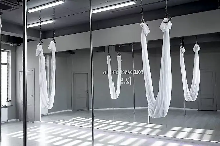 зал с гамаками